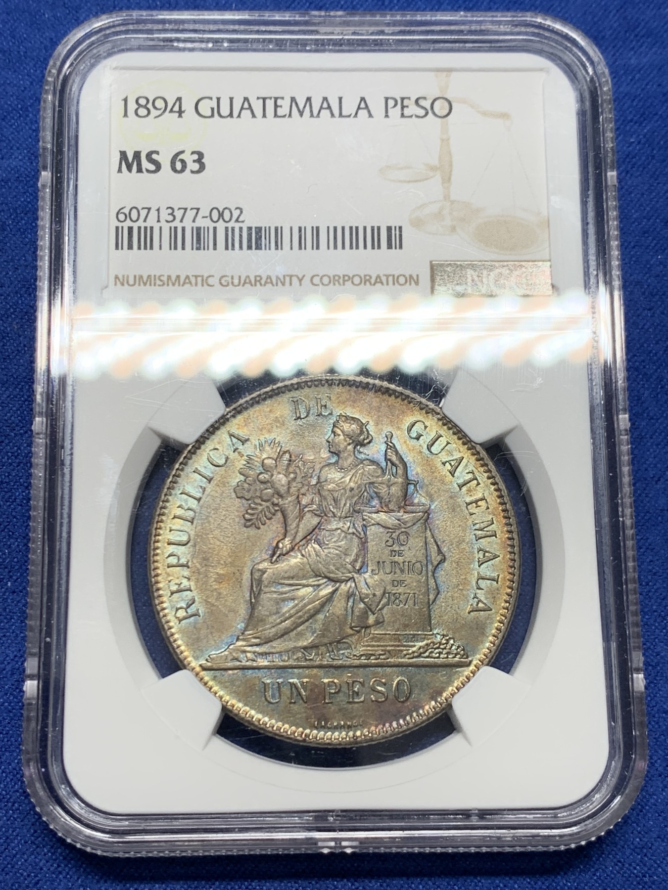 《竞宝斋》第232场-周日，周一 2场 (全场包邮) NGC MS63 危地马拉1894年1比索 绚丽五彩包浆 正反转光 状态难得