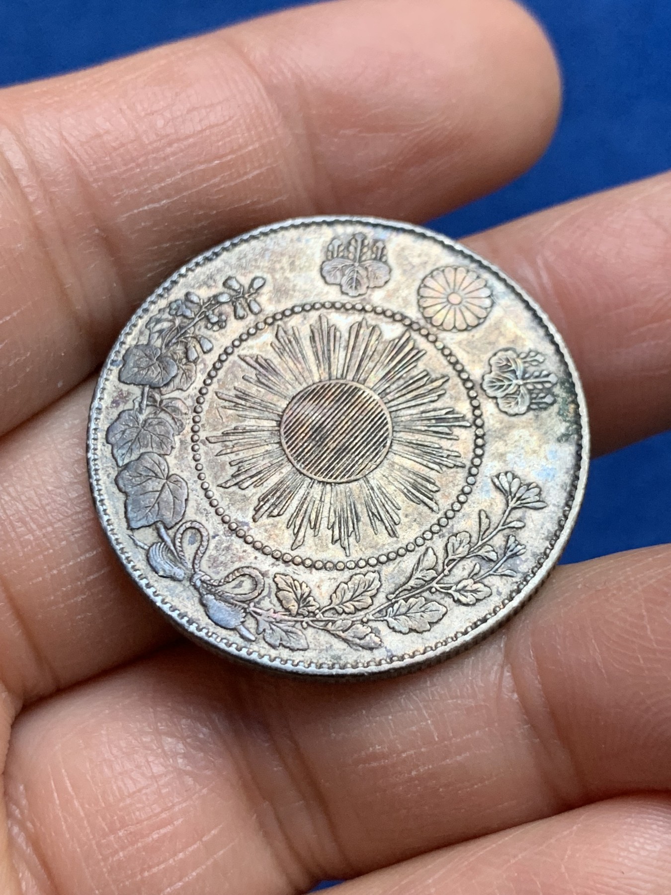 《竞宝斋》第232场-周日，周一 2场 (全场包邮) 日本明治四年旭日龙五十钱银币 好品带彩 龙鳞完整