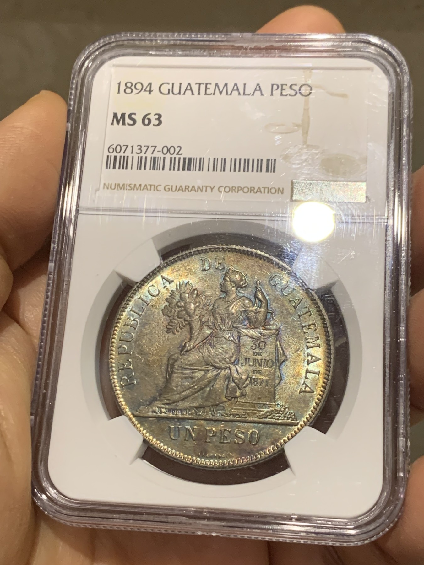 《竞宝斋》第232场-周日，周一 2场 (全场包邮) NGC MS63 危地马拉1894年1比索 绚丽五彩包浆 正反转光 状态难得