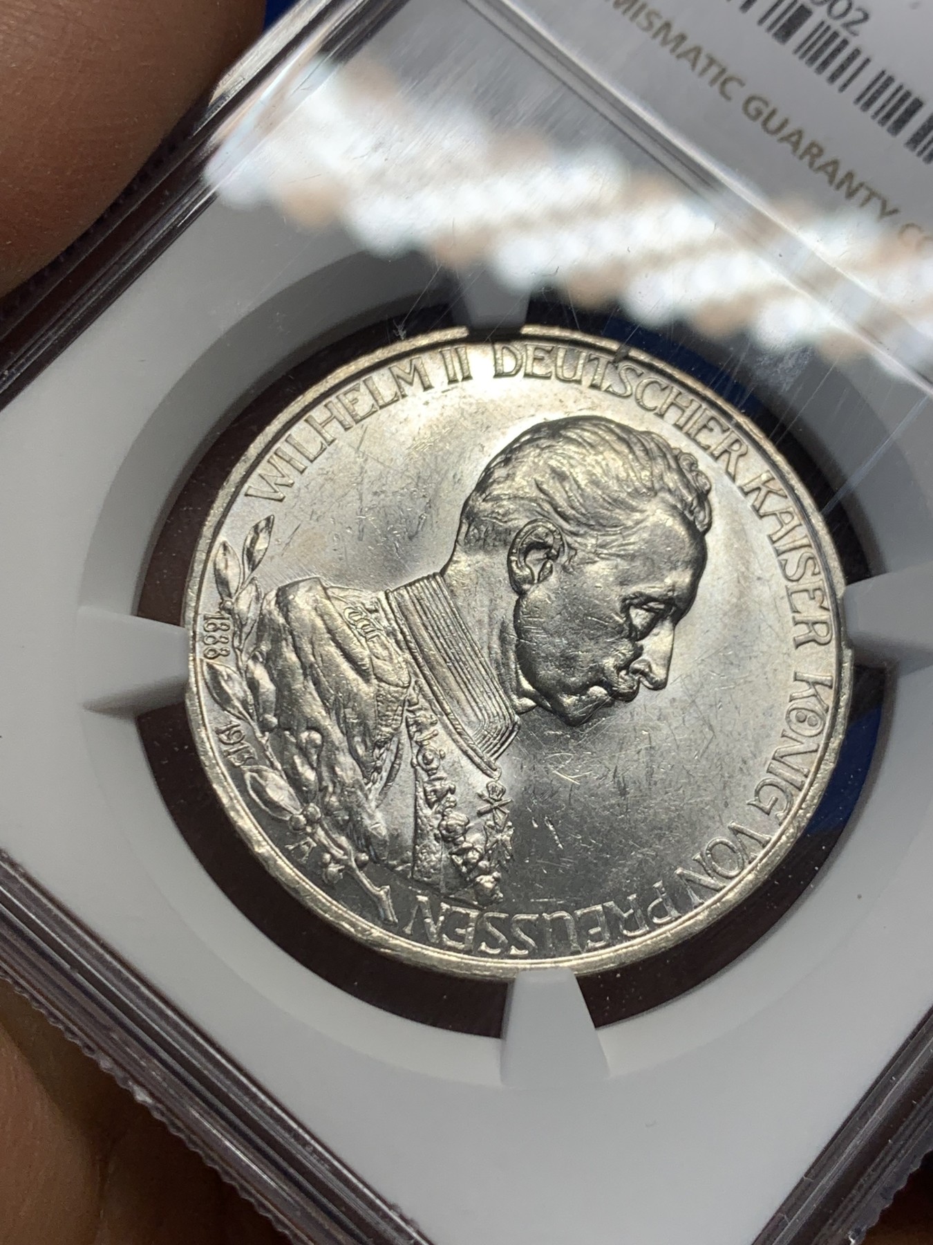 《竞宝斋》第232场-周日，周一 2场 (全场包邮) NGC-MS62 德国 普鲁士 1913年 威廉二世军装花枝3马克银币 压力十足转光感炫目