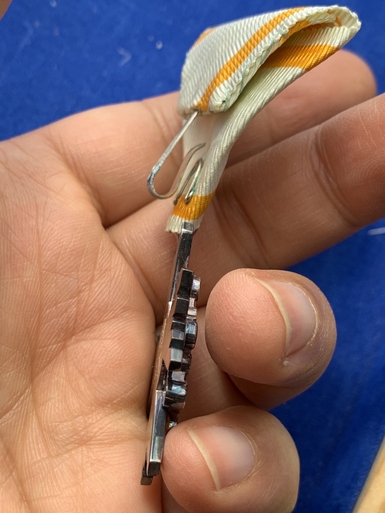 《竞宝斋》第232场-周日，周一 2场 (全场包邮) 日本勋六等瑞宝章一枚，银制，原盒漂亮，整体完整，细节见图