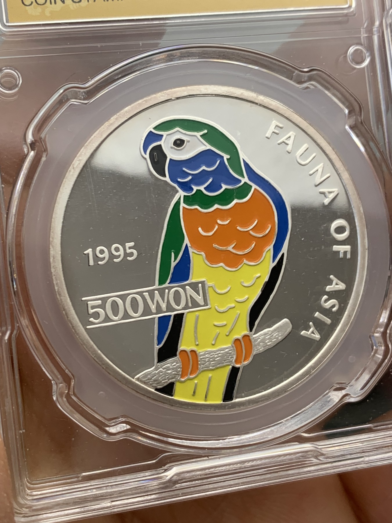 《竞宝斋》第232场-周日，周一 2场 (全场包邮) CSIS PF70UC 1995年朝鲜中央造币厂发型国徽版鹦鹉彩色精制银币，1OZ，31克，999银，完美品质，大热品种！