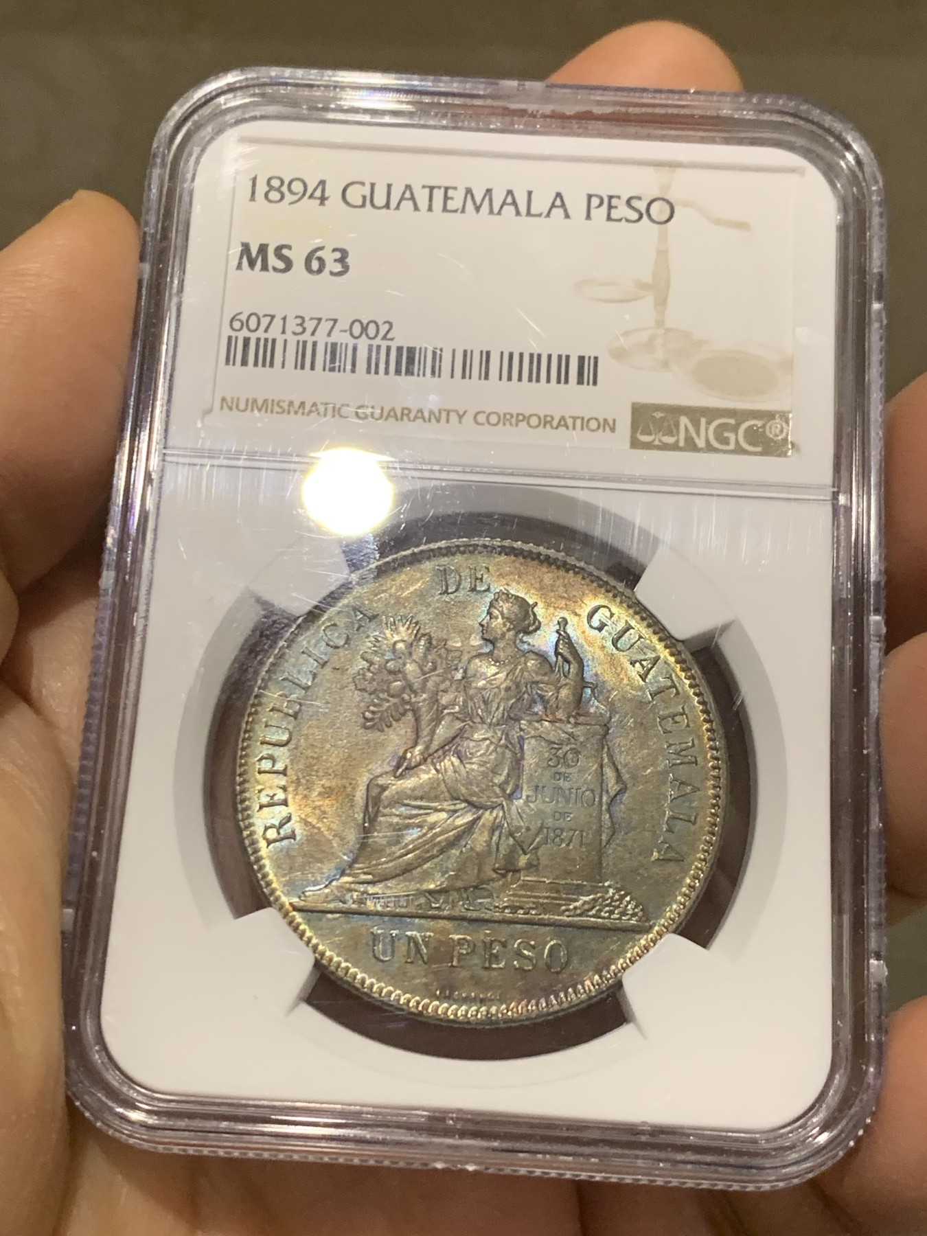 《竞宝斋》第232场-周日，周一 2场 (全场包邮) NGC MS63 危地马拉1894年1比索 绚丽五彩包浆 正反转光 状态难得