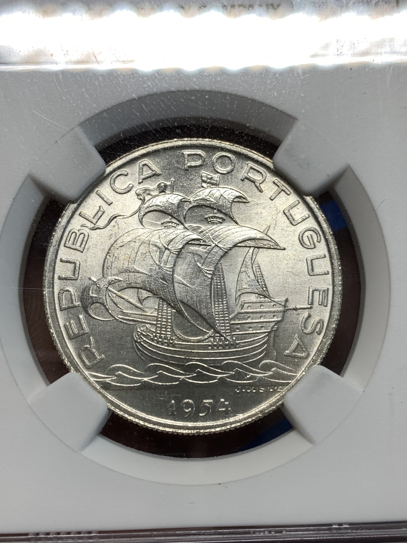 《竞宝斋》第232场-周日，周一 2场 (全场包邮) NGC-UNCD 1954年葡萄牙10E帆船大银币，NGC严评，状态十分精美