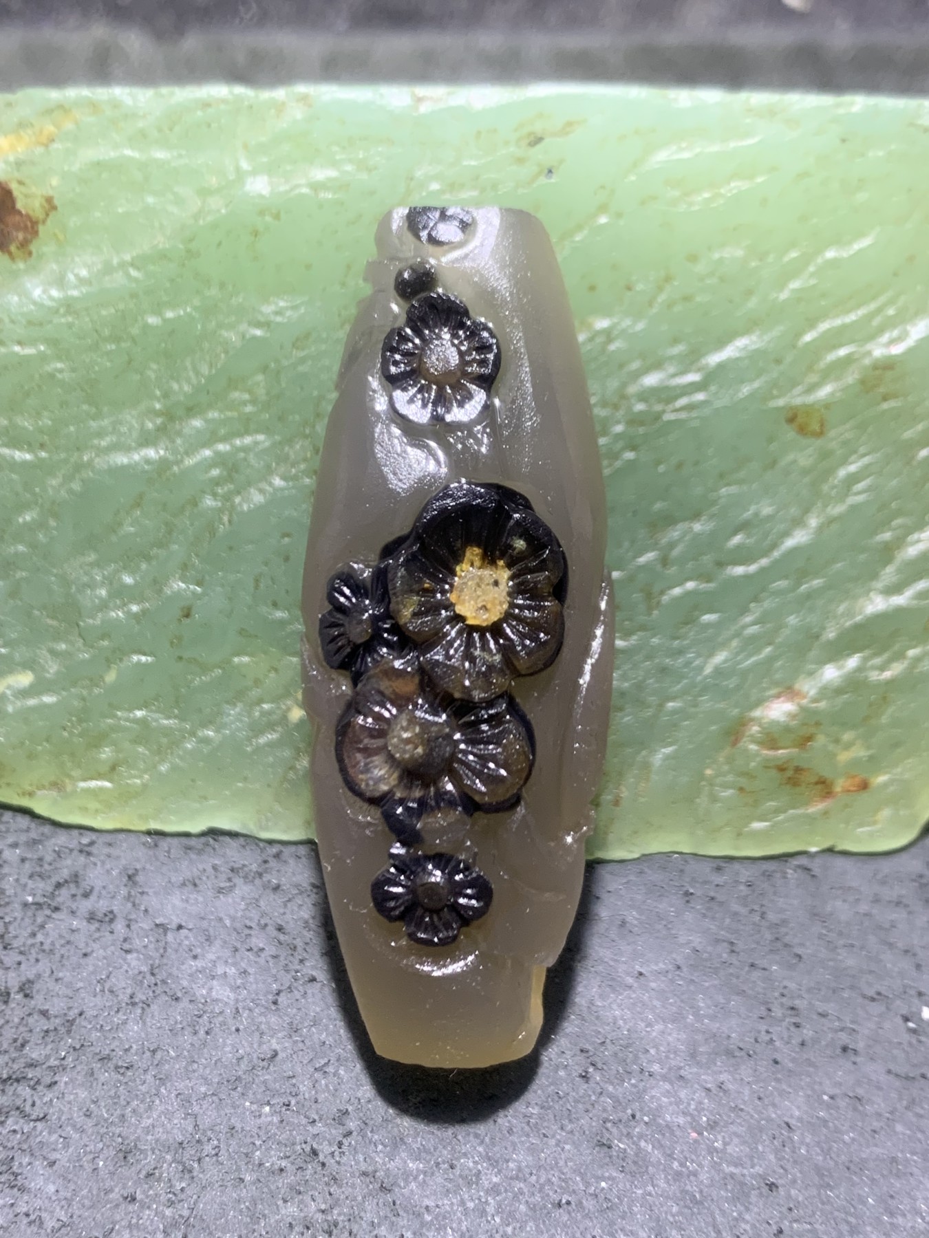 精美亚光高玉化巴西玛瑙手工俏色巧雕喜上眉梢随形吊坠一个！