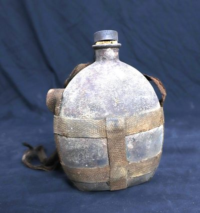 华宇2023年秋季拍卖会-纸杂专场 - 抗战国军水壶一件，尺寸：15×20cm