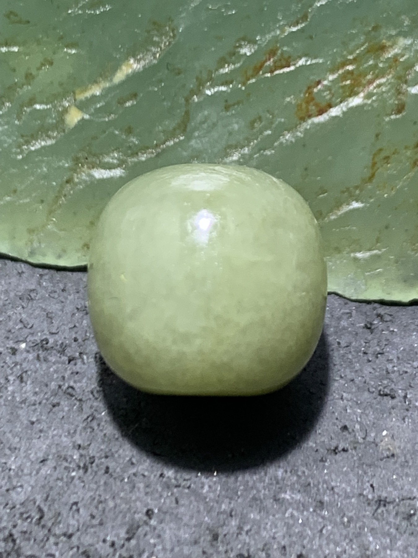 精美天然青海料和田玉老形桶珠一颗，