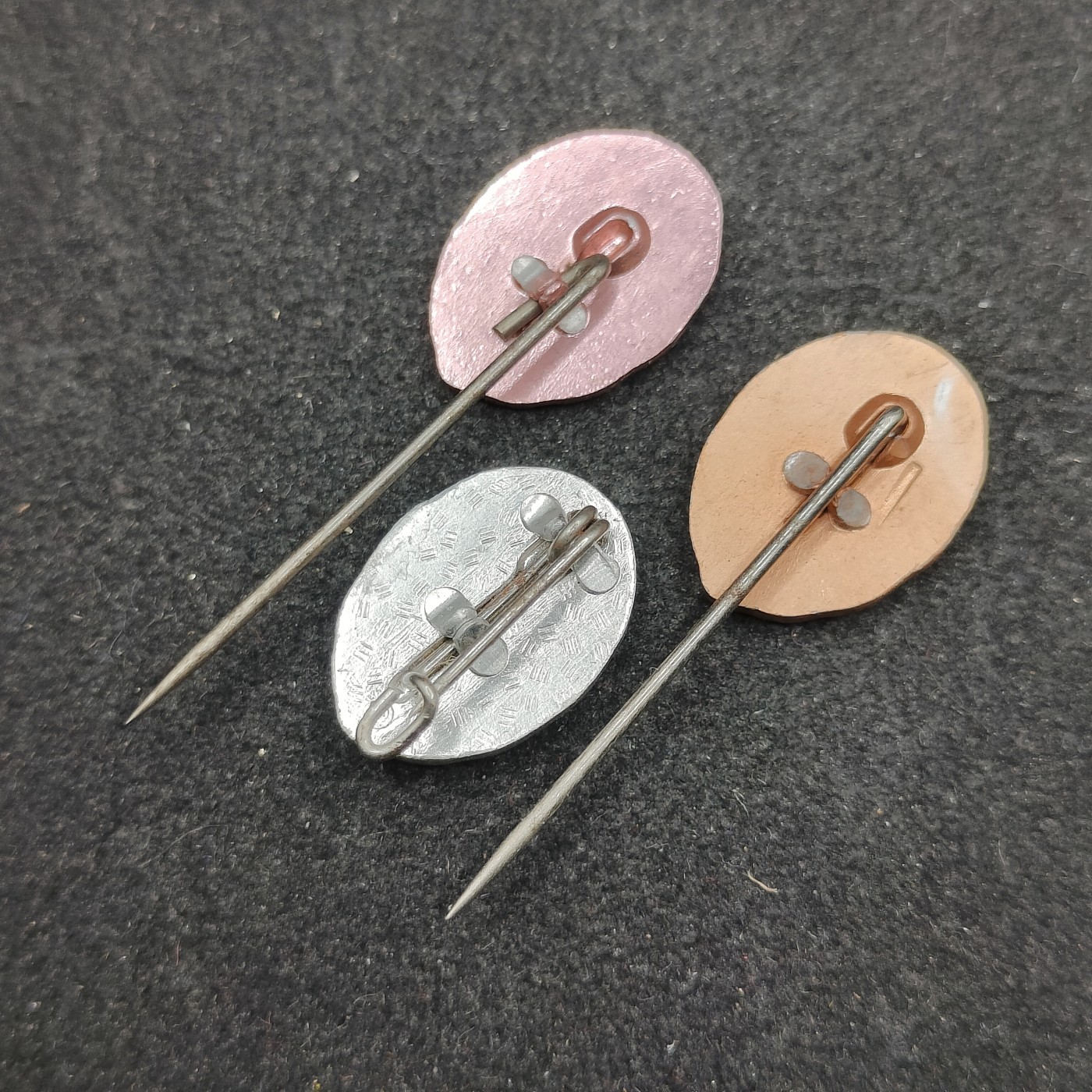 全场0元起拍 第124期 咸鱼国勋章拍卖专场 1月10日（周三）下午6：00开始 东德徽章一组