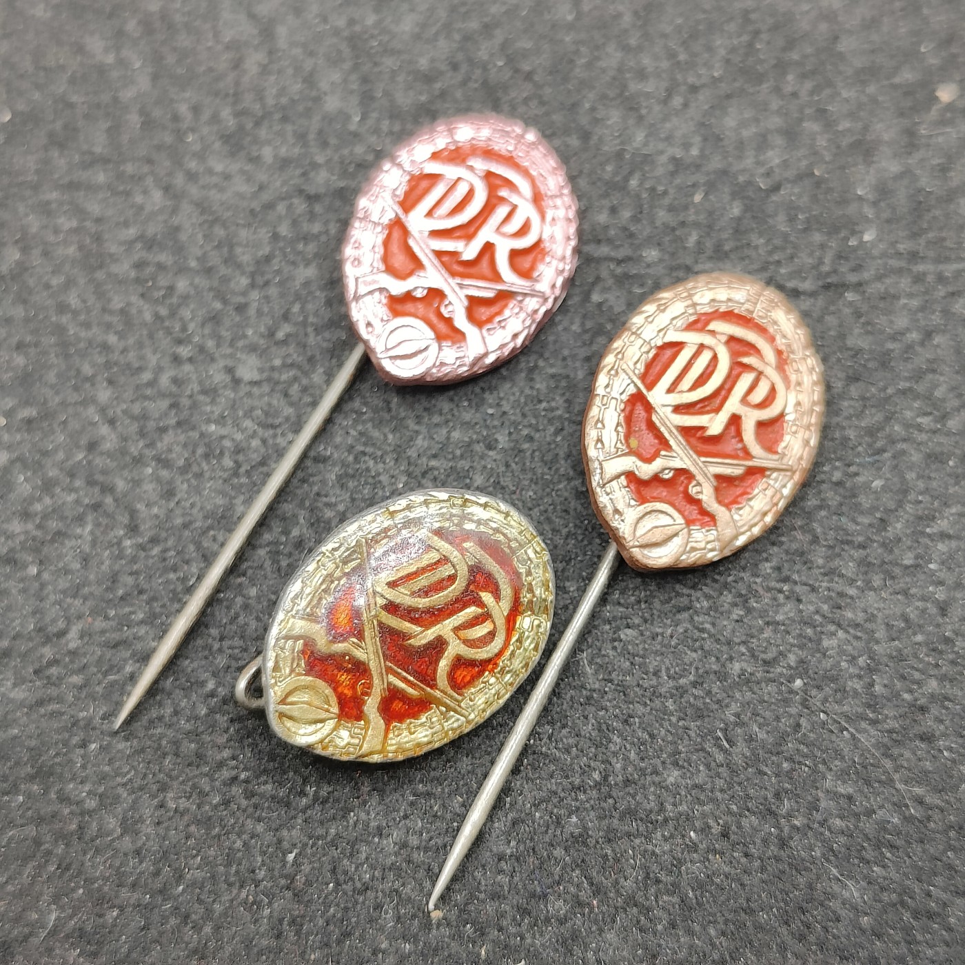 全场0元起拍 第124期 咸鱼国勋章拍卖专场 1月10日（周三）下午6：00开始 东德徽章一组