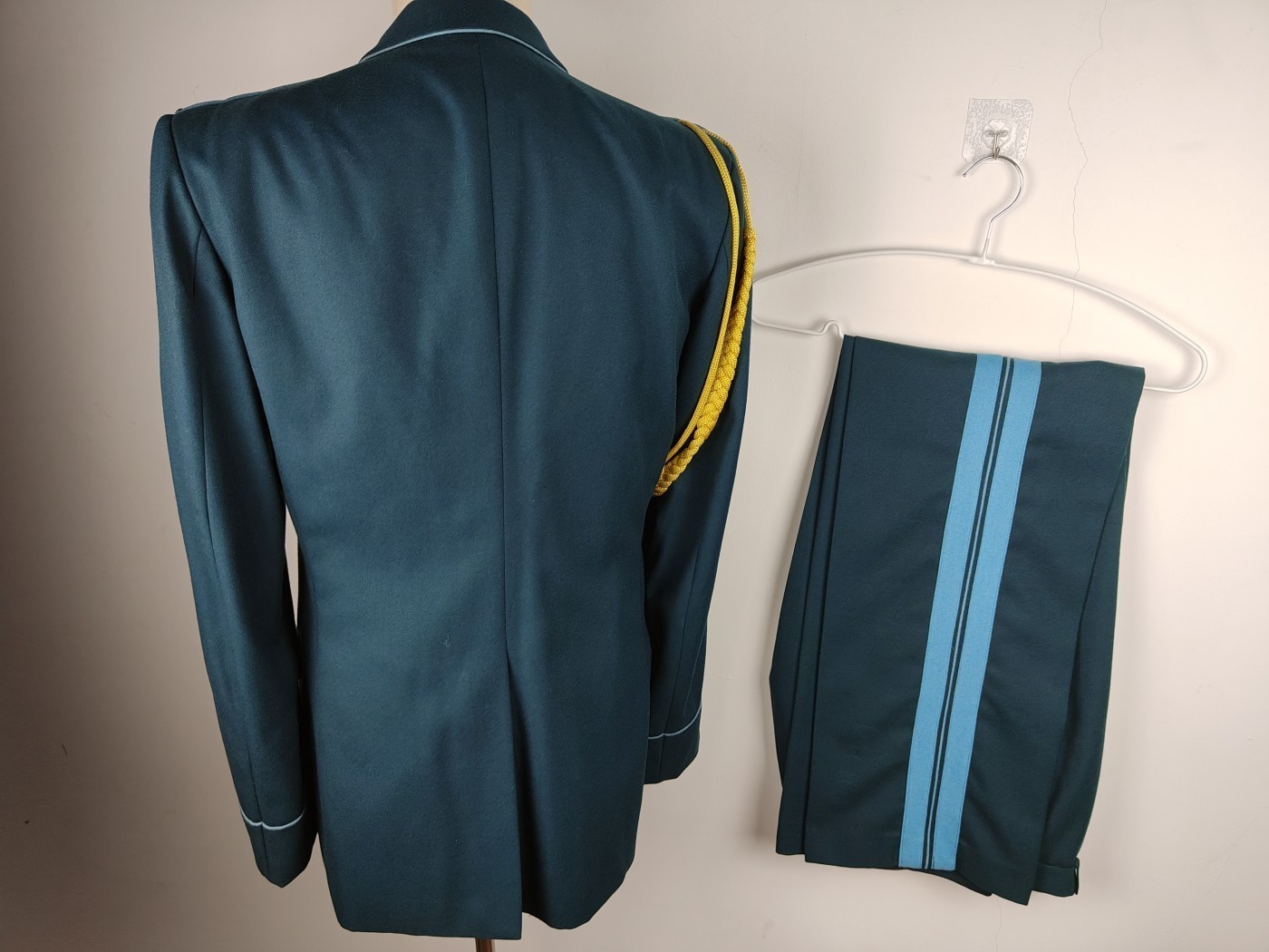 全场0元起拍 第124期 咸鱼国勋章拍卖专场 1月10日（周三）下午6：00开始 保加利亚 社会主义时期 空军上将礼服一套 胸围104 肩宽48 衣长82 袖长69腰围84 裤长120