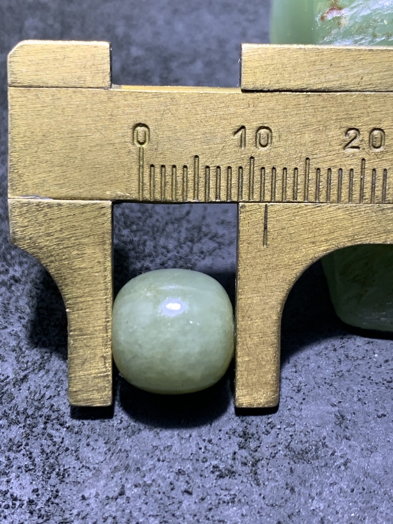 精美天然青海料和田玉老形桶珠一颗，