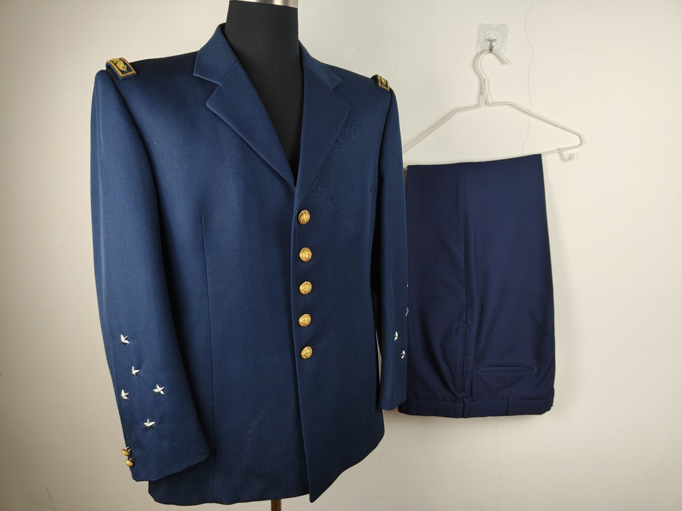 全场0元起拍 第124期 咸鱼国勋章拍卖专场 1月10日（周三）下午6：00开始 法国陆军上将 早期蓝色礼服 衣裤有色差（不带章和帽子，均为参考） 胸围106 肩宽48 衣长73 袖长59 腰围86 裤长106