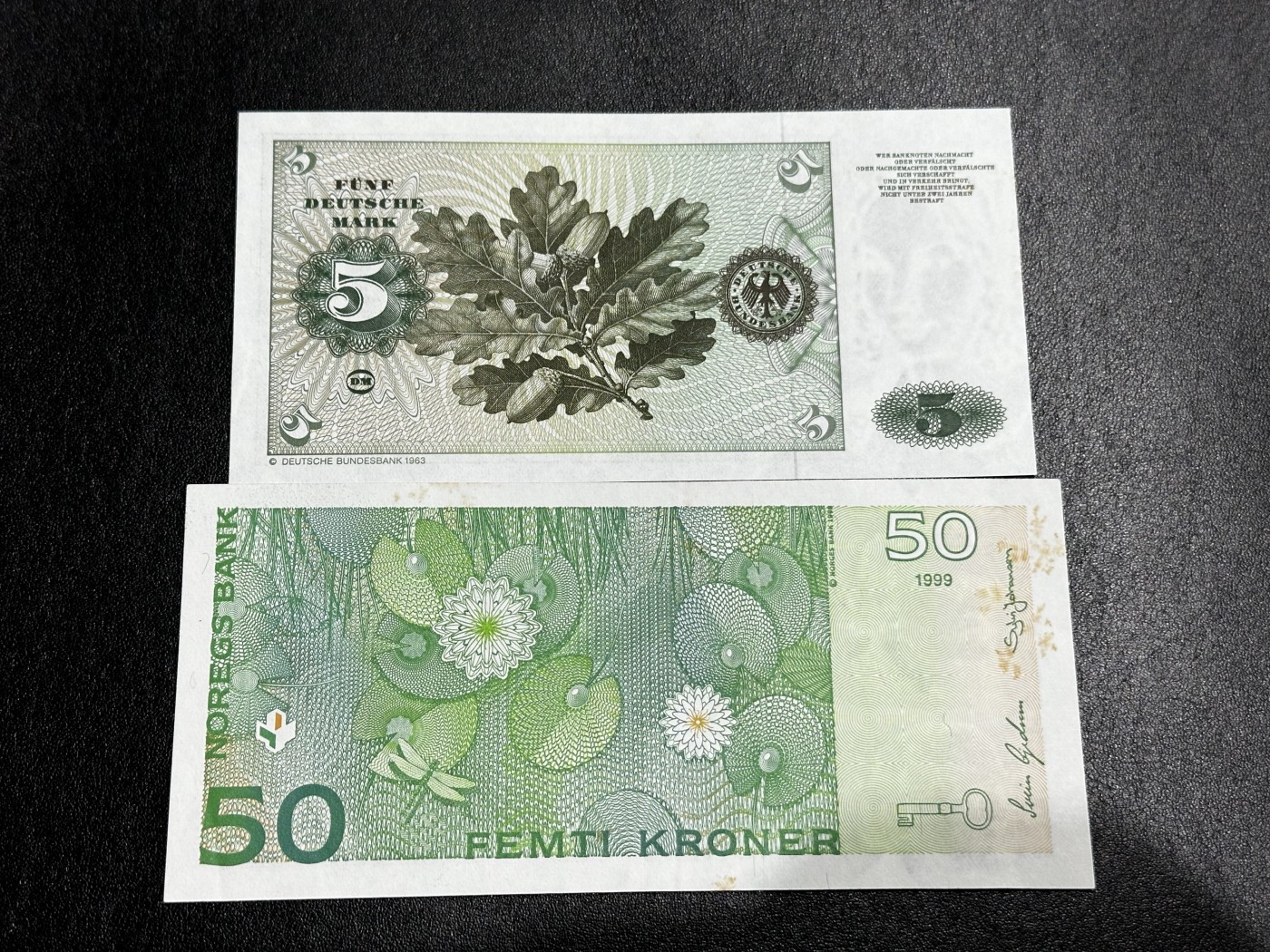 《外钞收藏家》第三百二十九期 德国5马克全新+挪威50克朗 非全新 两张