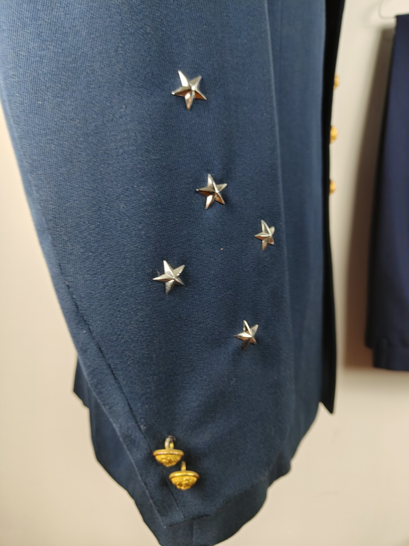 全场0元起拍 第124期 咸鱼国勋章拍卖专场 1月10日（周三）下午6：00开始 法国陆军上将 早期蓝色礼服 衣裤有色差（不带章和帽子，均为参考） 胸围106 肩宽48 衣长73 袖长59 腰围86 裤长106