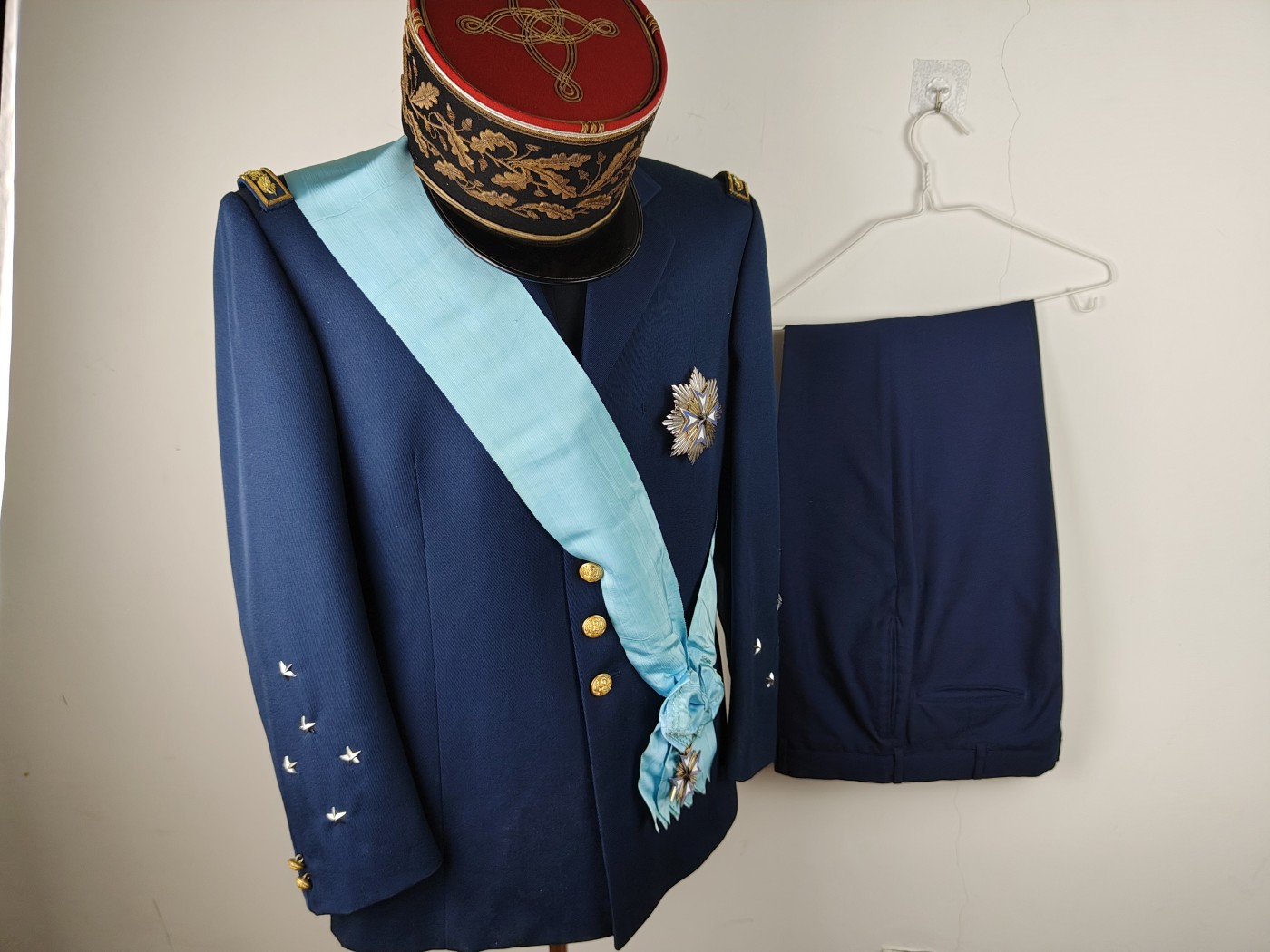 全场0元起拍 第124期 咸鱼国勋章拍卖专场 1月10日（周三）下午6：00开始 法国陆军上将 早期蓝色礼服 衣裤有色差（不带章和帽子，均为参考） 胸围106 肩宽48 衣长73 袖长59 腰围86 裤长106