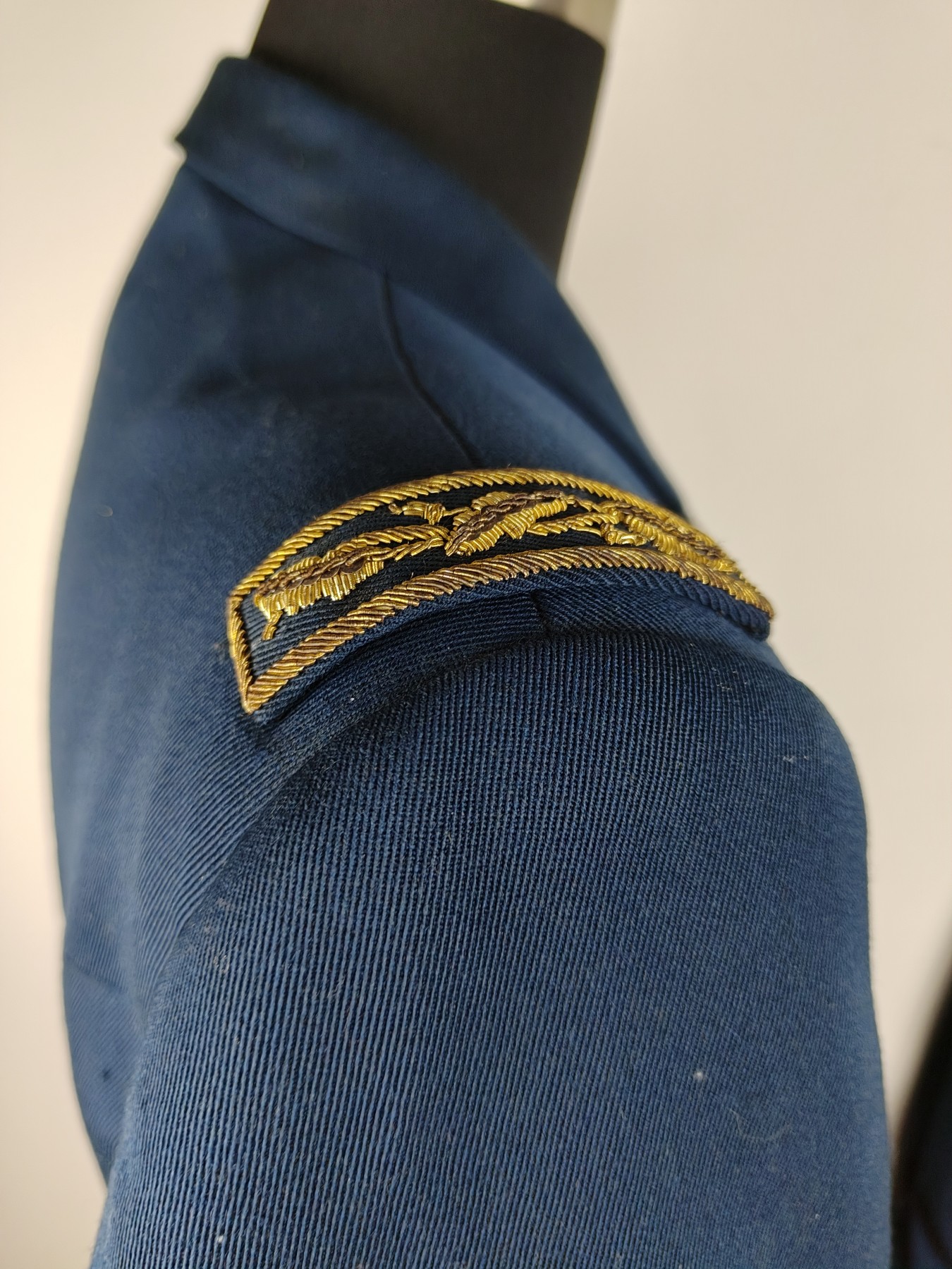 全场0元起拍 第124期 咸鱼国勋章拍卖专场 1月10日（周三）下午6：00开始 法军陆军中将早期蓝色礼服带略 衣裤无色差 胸围108 肩宽48 衣长79 袖长60 腰围88 裤长100