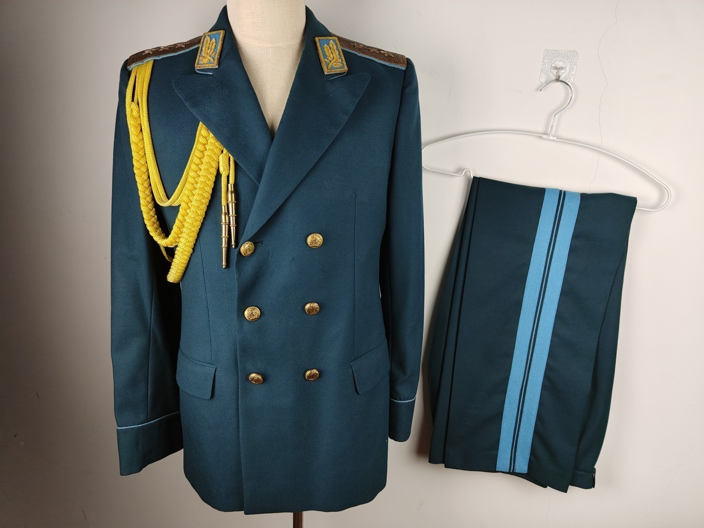 全场0元起拍 第124期 咸鱼国勋章拍卖专场 1月10日（周三）下午6：00开始 保加利亚 社会主义时期 空军上将礼服一套 胸围104 肩宽48 衣长82 袖长69腰围84 裤长120