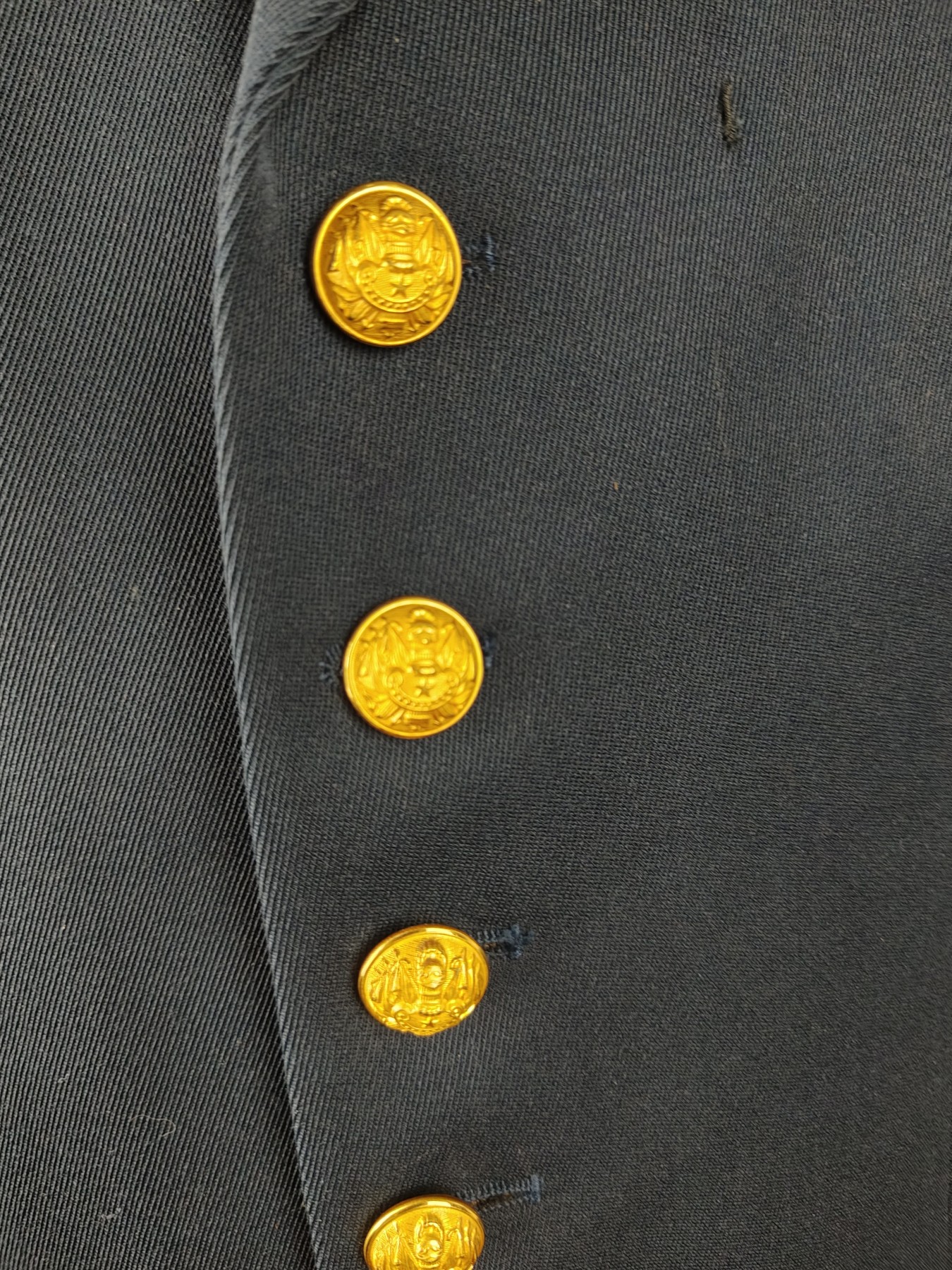 全场0元起拍 第124期 咸鱼国勋章拍卖专场 1月10日（周三）下午6：00开始 法国陆军上将 早期蓝色礼服 衣裤有色差（不带章和帽子，均为参考） 胸围106 肩宽48 衣长73 袖长59 腰围86 裤长106