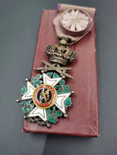 老王徽章拍卖第二十二期 - 比利时军官级利奥波德一世勋章  单法语版  军事版双剑饰  带纸盒