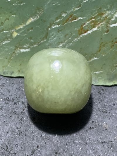 精美天然青海料和田玉老形桶珠一颗， - 精美天然青海料和田玉老形桶珠一颗，