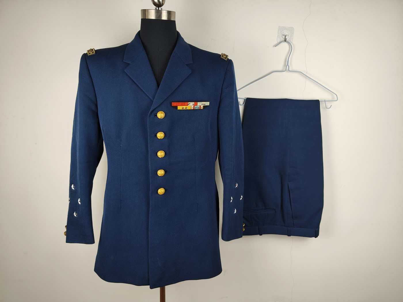 全场0元起拍 第124期 咸鱼国勋章拍卖专场 1月10日（周三）下午6：00开始 法军陆军中将早期蓝色礼服带略 衣裤无色差 胸围108 肩宽48 衣长79 袖长60 腰围88 裤长100