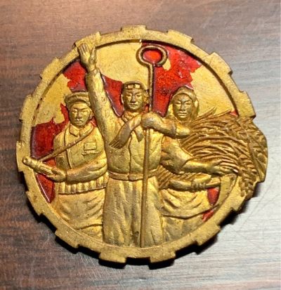 五十年代工农兵人物模范章 时代特色鲜明，上海景福出品。 - 五十年代工农兵人物模范章 时代特色鲜明，上海景福出品。