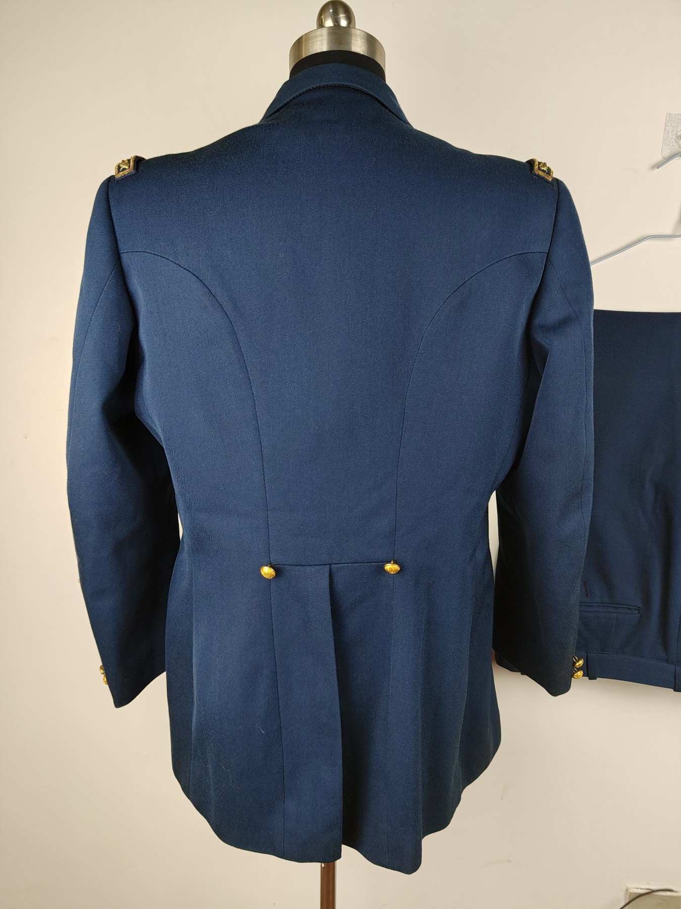 全场0元起拍 第124期 咸鱼国勋章拍卖专场 1月10日（周三）下午6：00开始 法军陆军中将早期蓝色礼服带略 衣裤无色差 胸围108 肩宽48 衣长79 袖长60 腰围88 裤长100