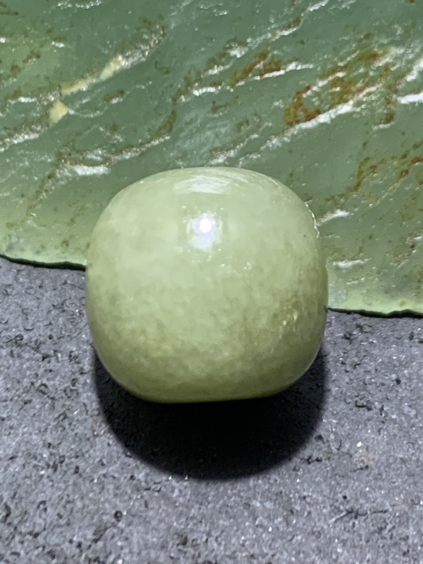 精美天然青海料和田玉老形桶珠一颗，