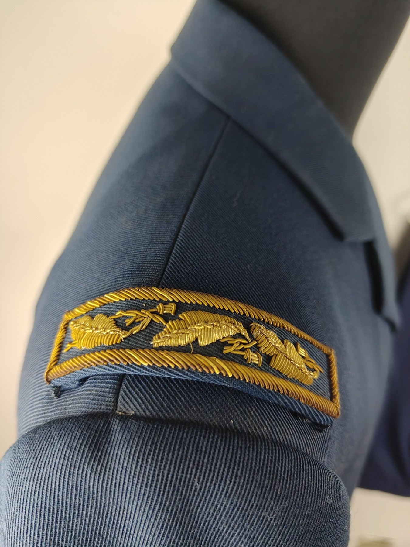 全场0元起拍 第124期 咸鱼国勋章拍卖专场 1月10日（周三）下午6：00开始 法国陆军上将 早期蓝色礼服 衣裤有色差（不带章和帽子，均为参考） 胸围106 肩宽48 衣长73 袖长59 腰围86 裤长106