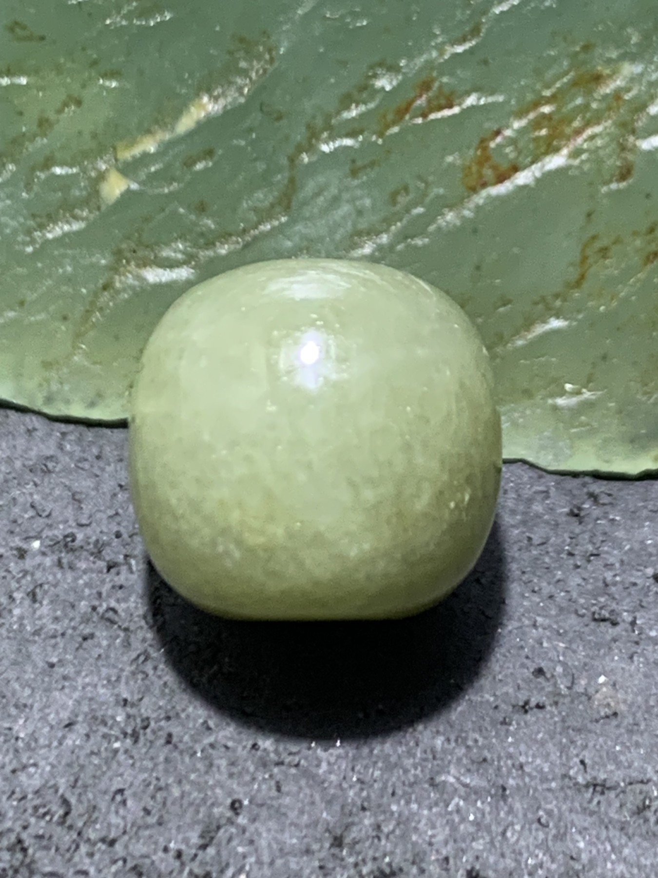 精美天然青海料和田玉老形桶珠一颗，