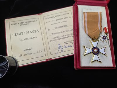 欢庆春节！戎马世界章牌大赏第59期 - 波兰祖国复兴勋章，骑士级，带原盒，少见证书迷你章齐全