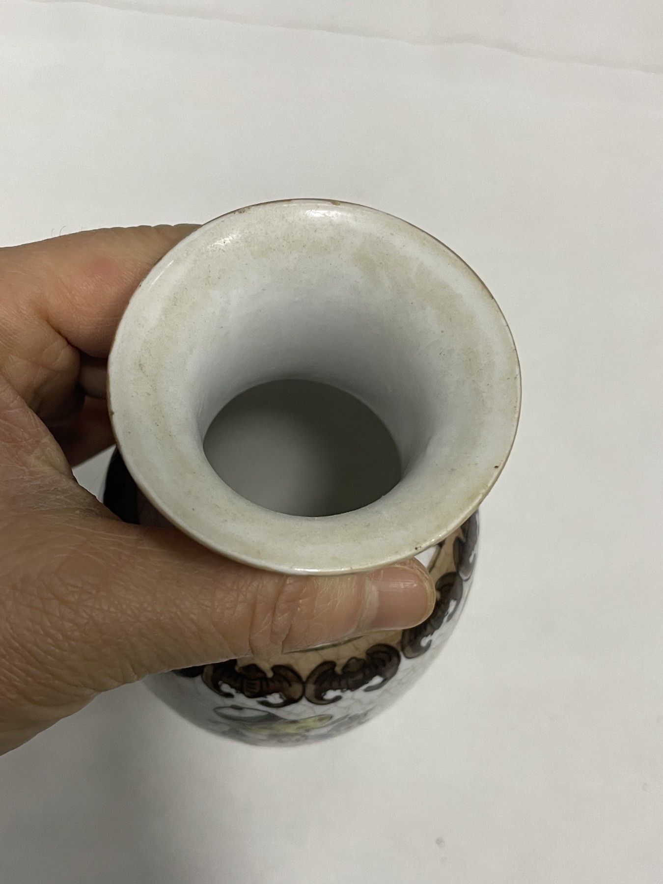 第21场钱币纸币小人书、连环画、瓷器专场 古寓图进伸瓶一件，特惠上传
