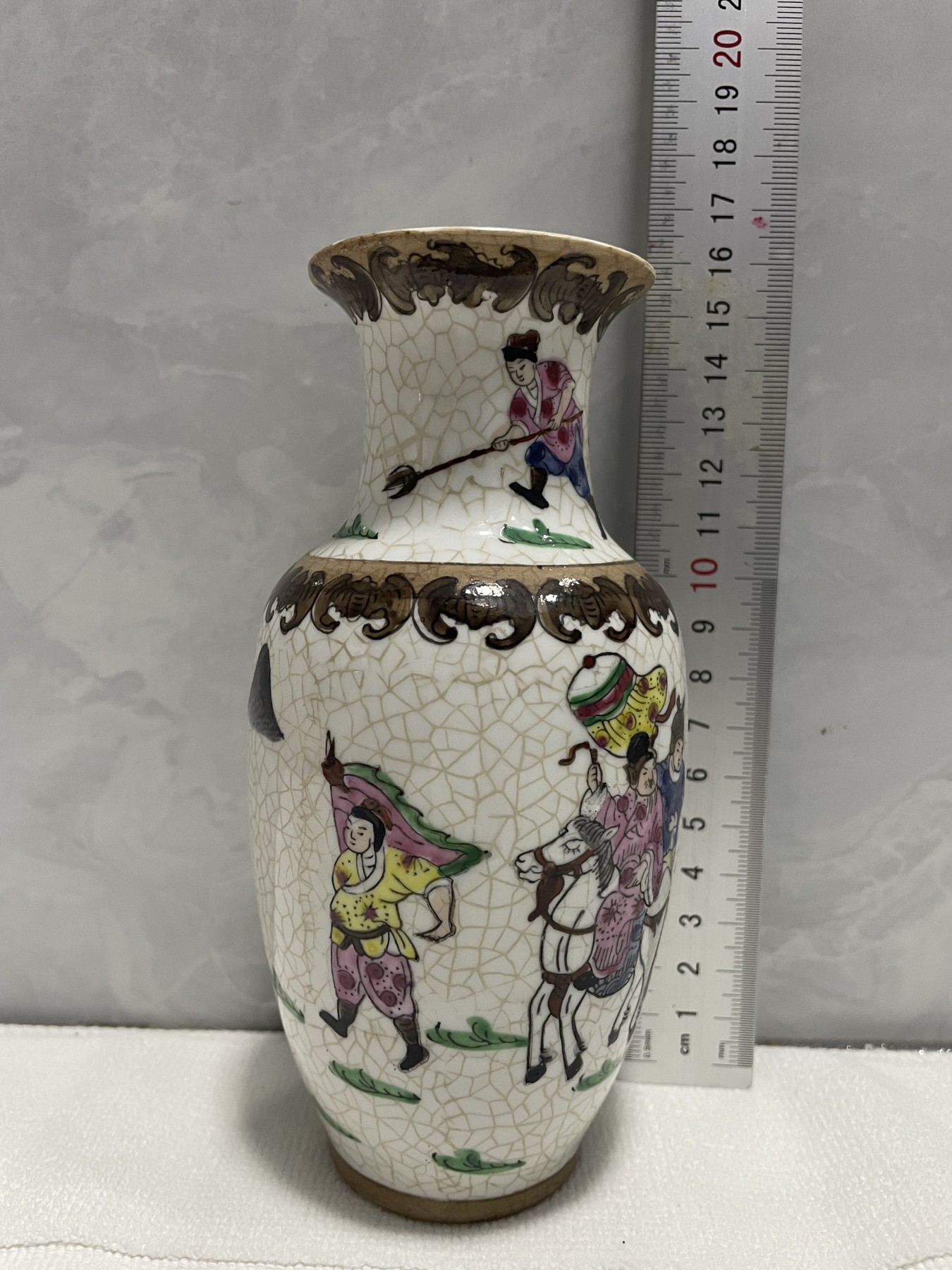 第21场钱币纸币小人书、连环画、瓷器专场 古寓图进伸瓶一件，特惠上传