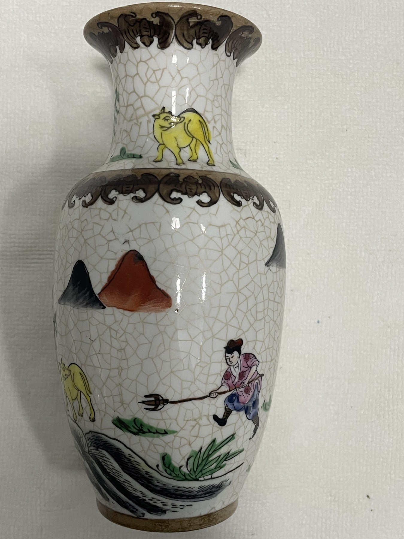 第21场钱币纸币小人书、连环画、瓷器专场 古寓图进伸瓶一件，特惠上传