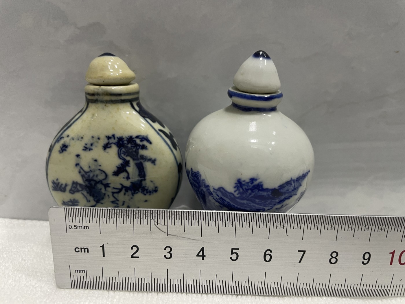 第21场钱币纸币小人书、连环画、瓷器专场 鼻烟壶两件合拍，特惠上传