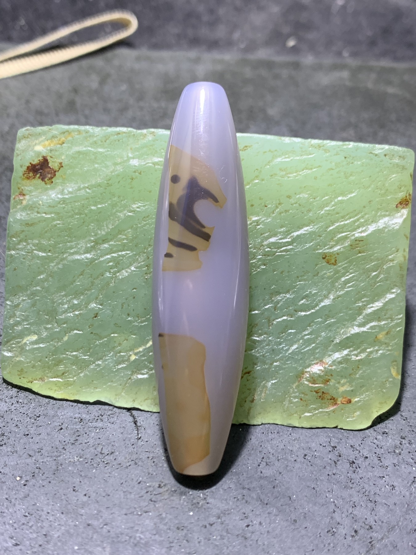 精美高玉化巴西玛瑙随形桶珠一个，