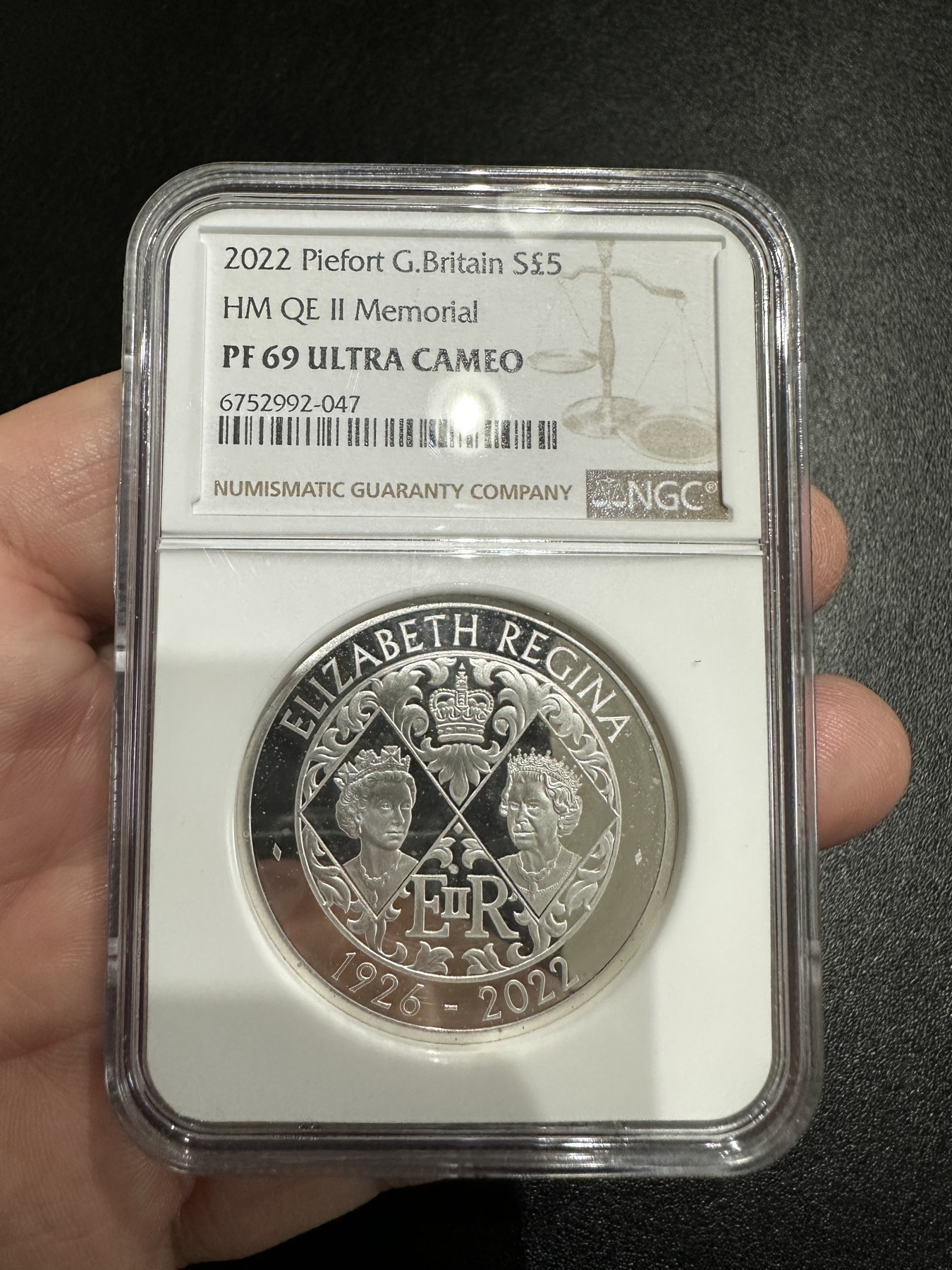 《外钞收藏家》第三百二十九期 2022年英国发行致敬英国女王5英镑加厚精制银币 NGC评级69 带原装盒子、证书和发票