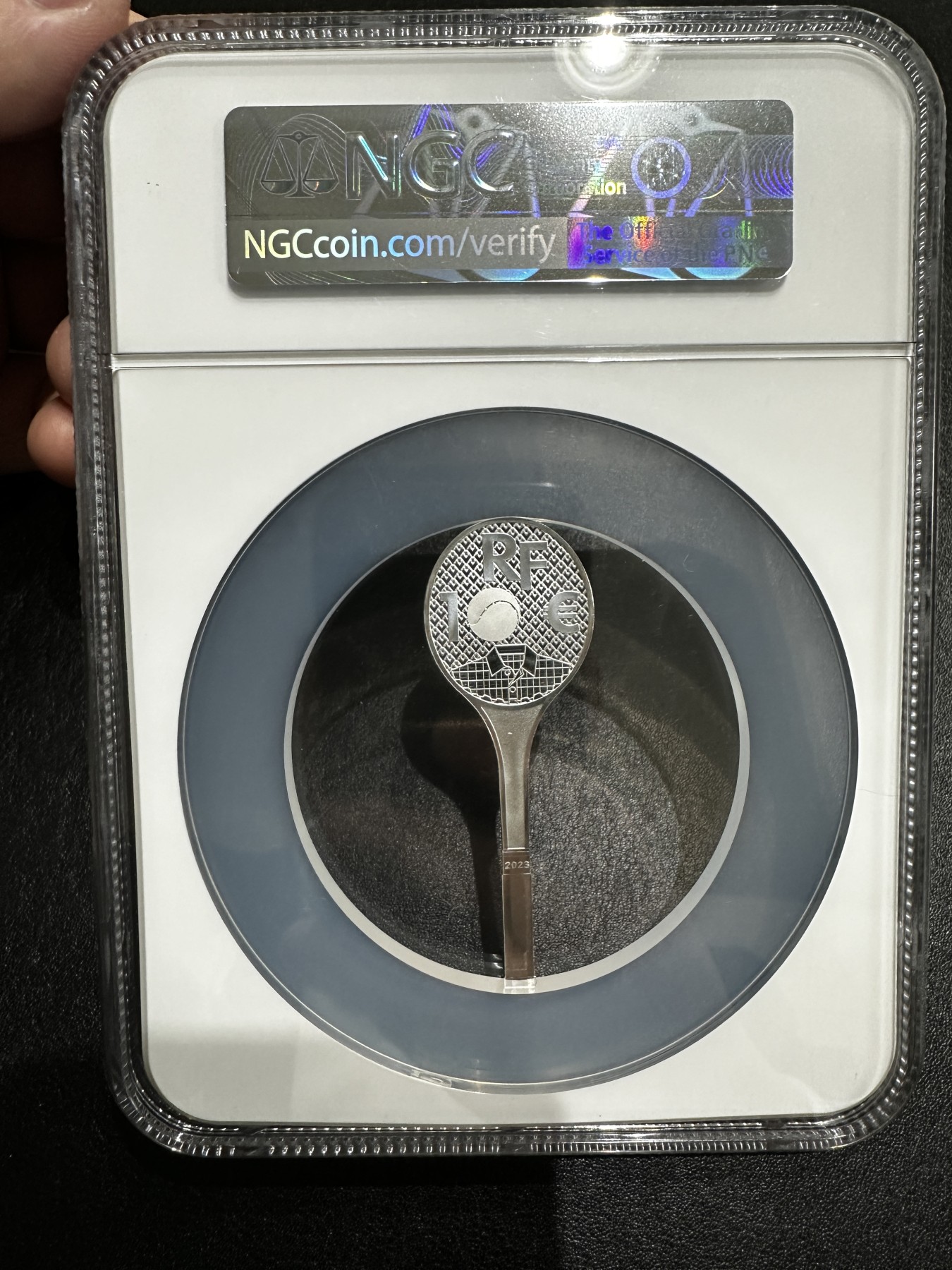 《外钞收藏家》第三百二十九期 2023年法国发行 法兰西瑰宝系列-法国鳄鱼10欧元 网球拍型纪念精致银币NGC70 带原装精致盒子