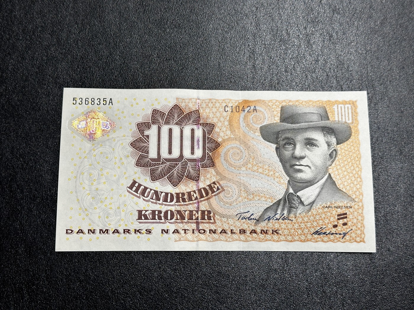 《外钞收藏家》第三百二十九期 丹麦浮雕版100克朗 全新UNC