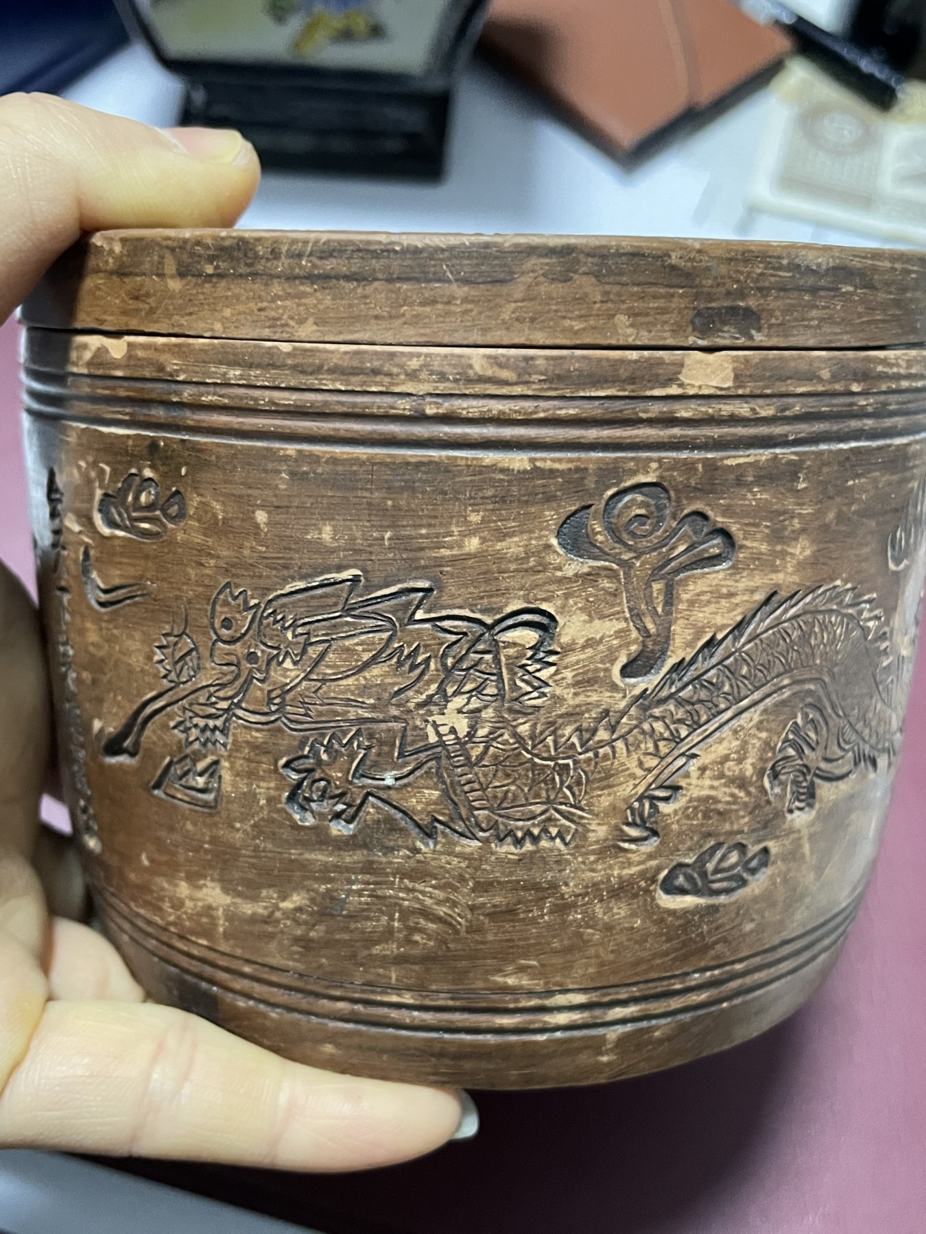 第21场钱币纸币小人书、连环画、瓷器专场 李根荣制，高陵土烧制，二龙戏珠，密封度极好，无任何磕碰，非常难得，仅一件