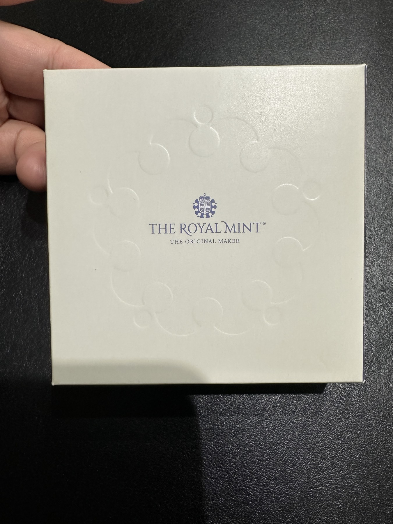 《外钞收藏家》第三百二十九期 2022年英国发行致敬英国女王5英镑加厚精制银币 NGC评级69 带原装盒子、证书和发票