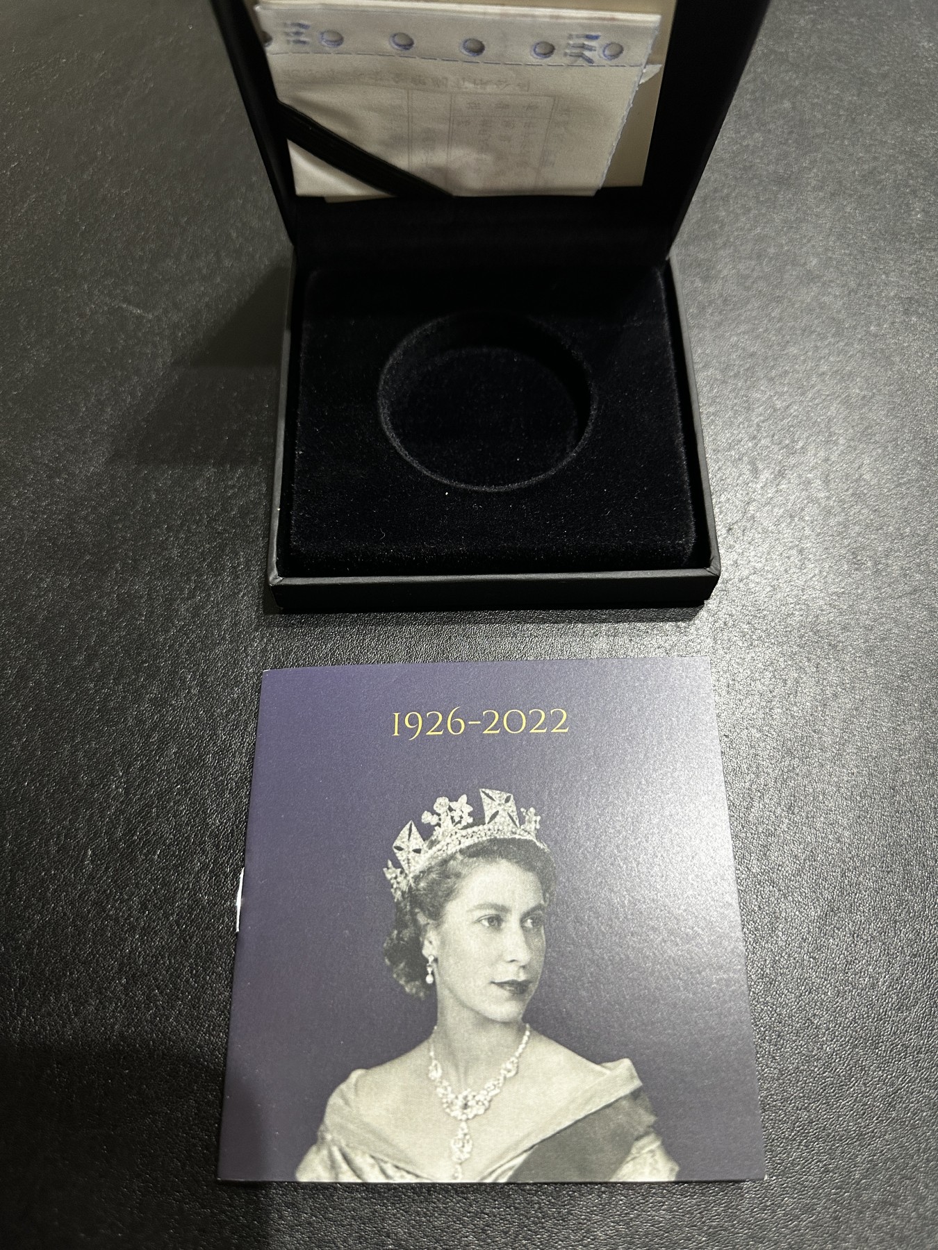 《外钞收藏家》第三百二十九期 2022年英国发行致敬英国女王5英镑加厚精制银币 NGC评级69 带原装盒子、证书和发票