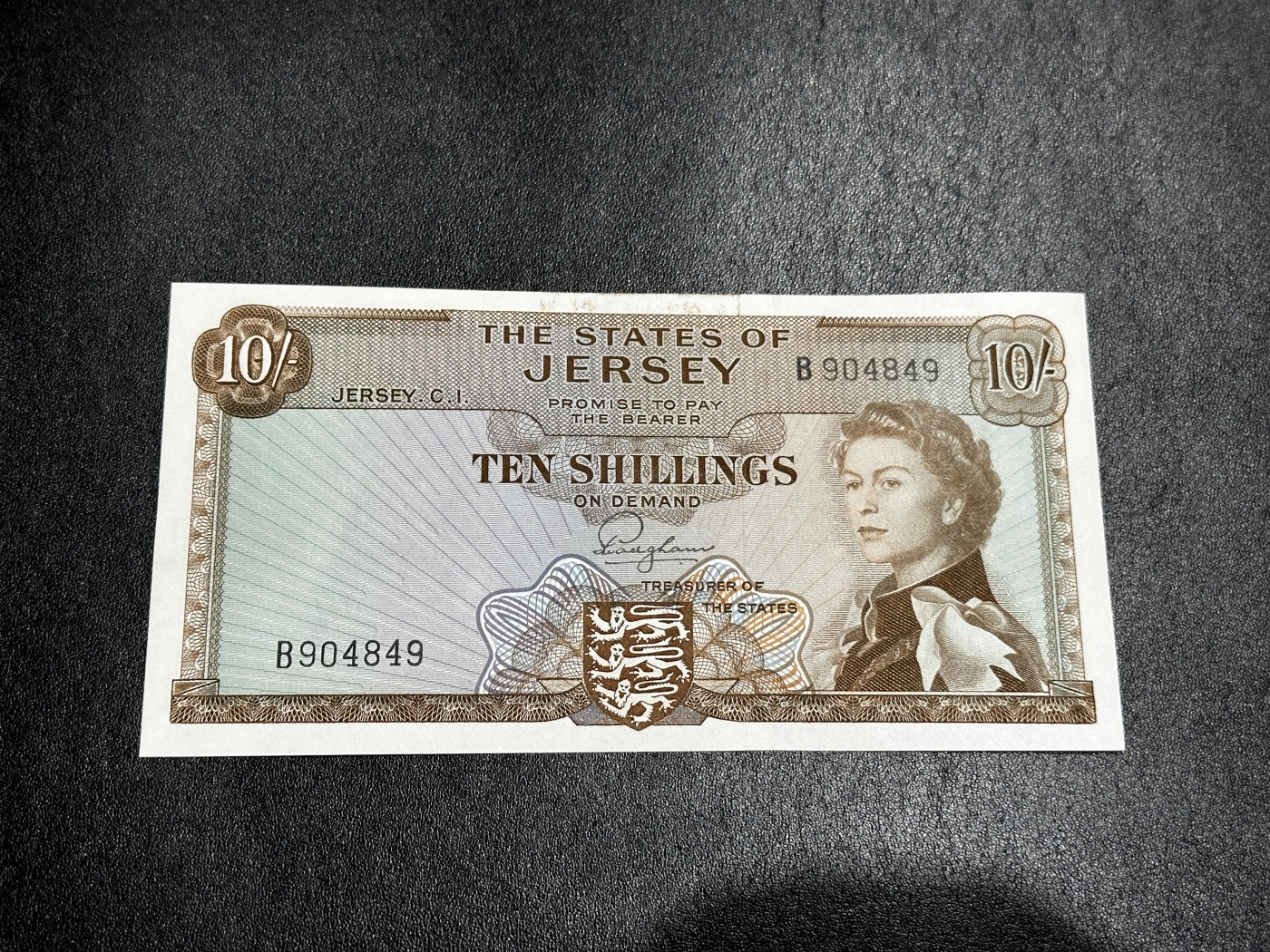 《外钞收藏家》第三百二十九期 泽西 年轻女王10先令 全新 轻微拖墨