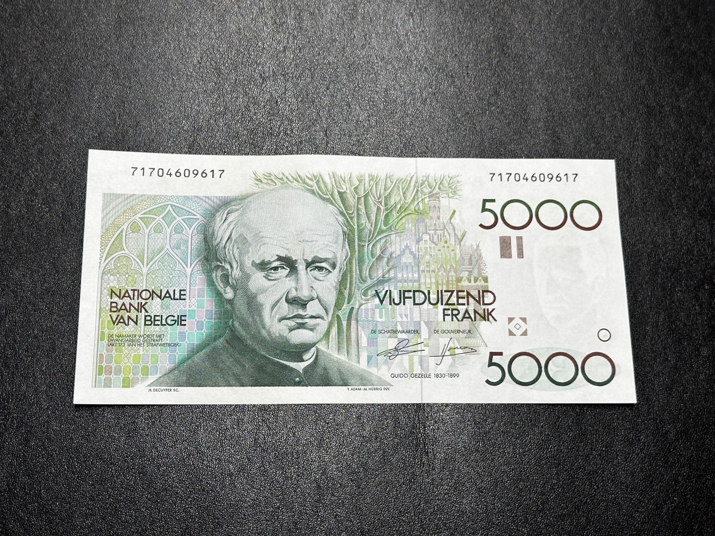 《外钞收藏家》第三百二十九期 比利时倒二版5000法郎 大蜻蜓 全新 荧光有点小瑕疵