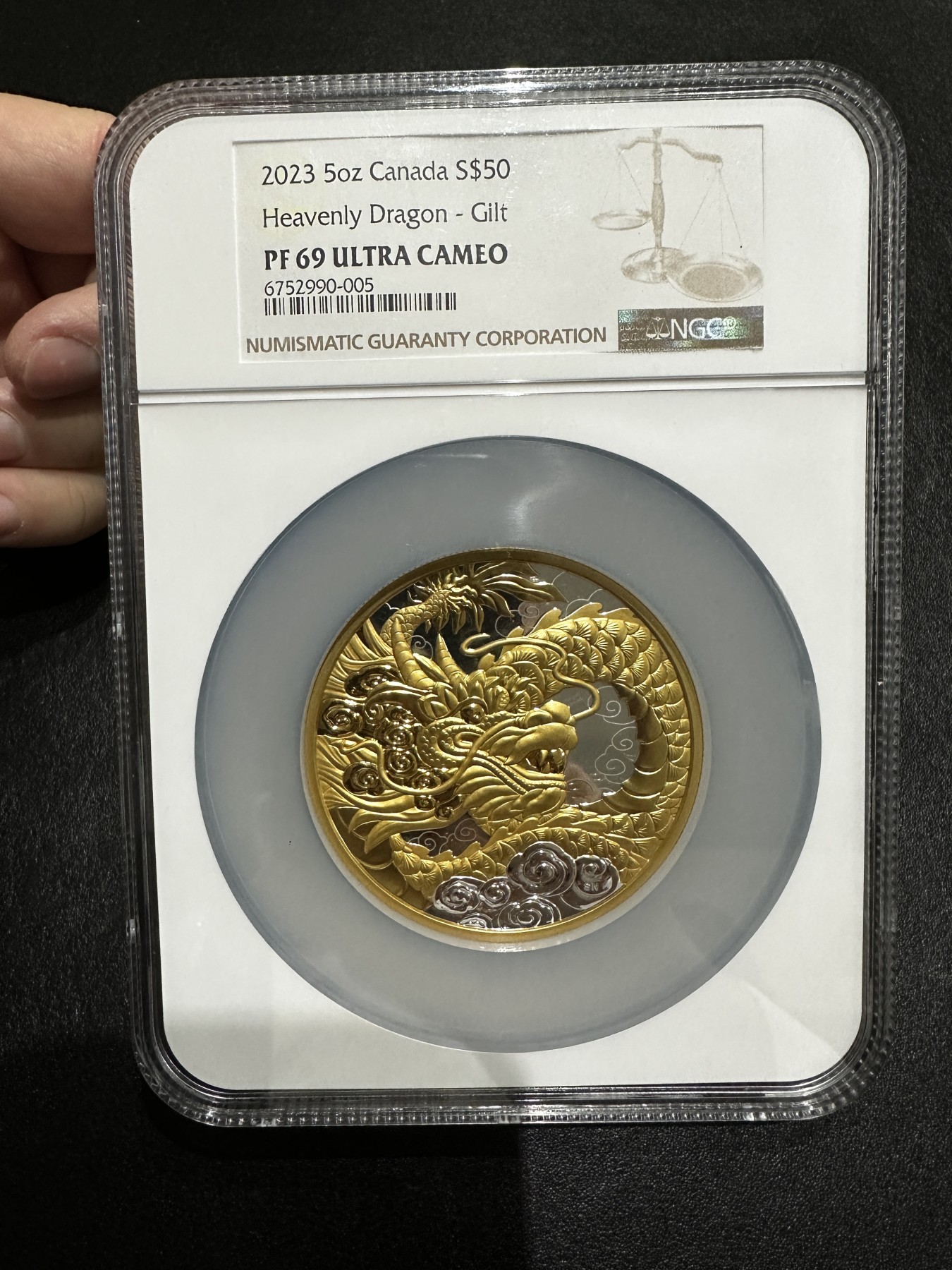 《外钞收藏家》第三百二十九期 2023年加拿大发行 天龙50加元 局部镀金精致纪念银币 NGC69分 带原装盒子、证书