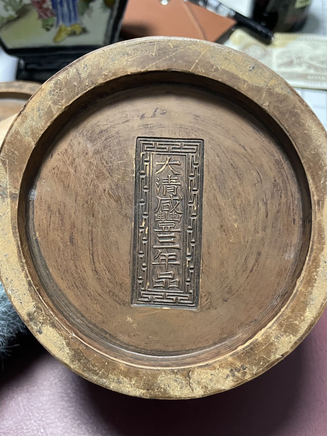 第21场钱币纸币小人书、连环画、瓷器专场 李根荣制，高陵土烧制，二龙戏珠，密封度极好，无任何磕碰，非常难得，仅一件