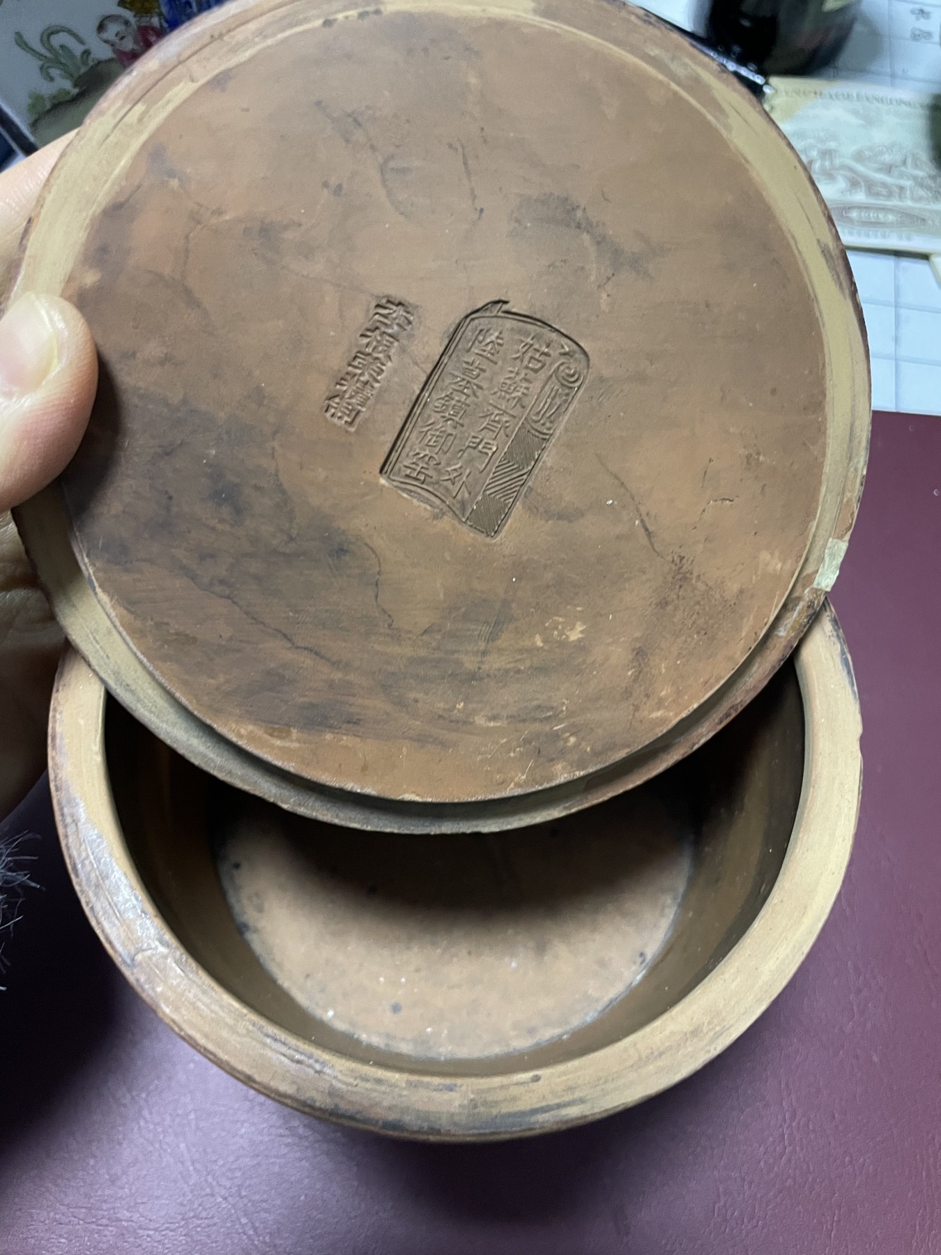 第21场钱币纸币小人书、连环画、瓷器专场 李根荣制，高陵土烧制，二龙戏珠，密封度极好，无任何磕碰，非常难得，仅一件