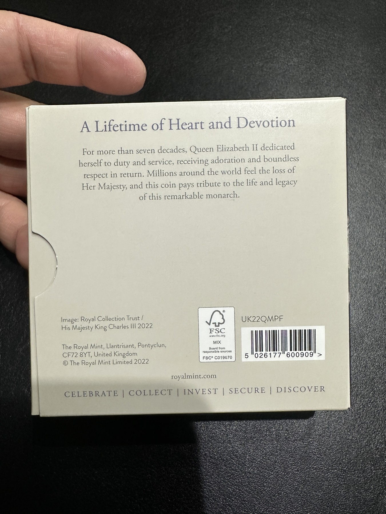 《外钞收藏家》第三百二十九期 2022年英国发行致敬英国女王5英镑加厚精制银币 NGC评级69 带原装盒子、证书和发票