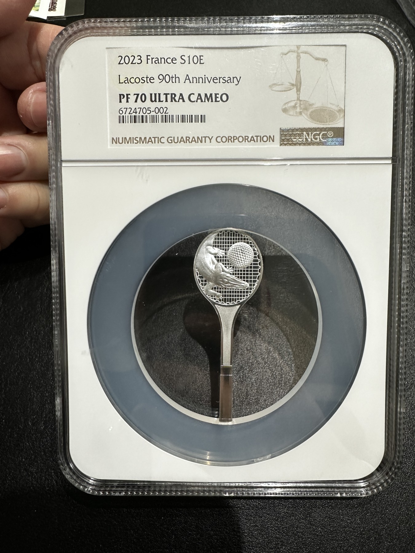 《外钞收藏家》第三百二十九期 2023年法国发行 法兰西瑰宝系列-法国鳄鱼10欧元 网球拍型纪念精致银币NGC70 带原装精致盒子
