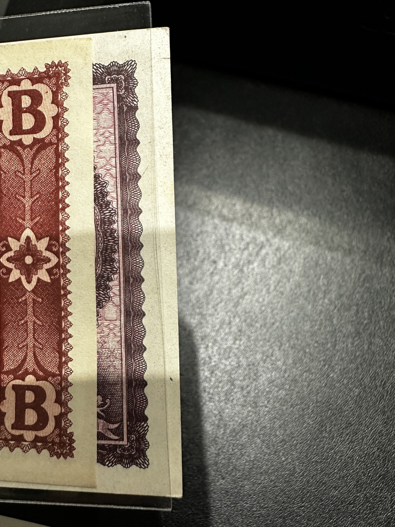 《外钞收藏家》第三百二十九期 匈牙利共和国 10亿和10万面额 两张 10亿边上轻微潮 角不绝 10万全新